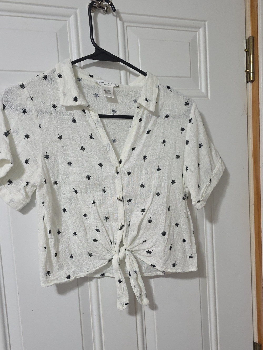 Kirious Los Angeles White Button-Front Tie-Hem Blouse with Black Palm Print